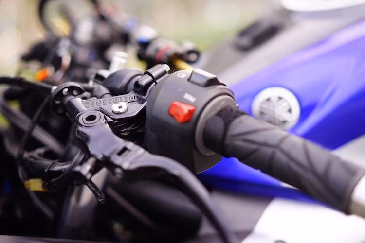 Ở hai bên tay lái cũng là hàng loạt các phụ tùng nâng cấp khác. Trong đó bên tay trái là cùm côn Accossato và bên phải là cùm phanh Brembo RCS19, kết hợp cùng bình dầu Rizoma Next. Hai bên tay lái còn có bao tay mềm Spider và gù nặng để hạn chế sự rung động khiến người lái mỏi cổ tay sau nhiều giờ chạy xe.