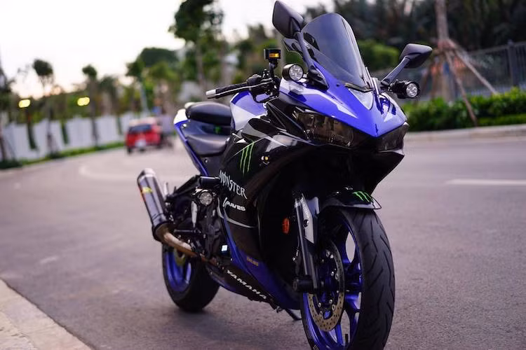 Ra mắt tại Việt Nam vào năm 2015, mẫu môtô Yamaha R3 là dòng xe phân khối lớn chính hãng duy nhất của Yamaha Việt Nam cho tới khi "người anh em" MT-03 xuất hiện vào đầu hè năm nay. Dù không được ưa chuộng tại nước ta bằng Kawasaki Ninja 300 nhưng tại nhiều nước khác trên Thế giới, R3 được khá nhiều biker lựa chọn.