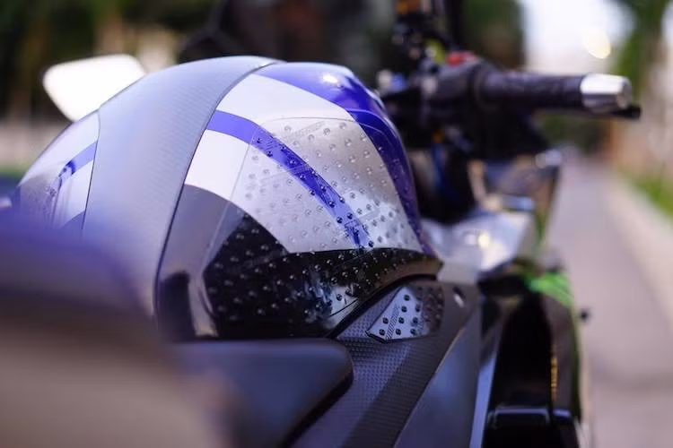 Phần thân vỏ của chiếc R3 nguyên bản không có sự thay đổi nào, đồng thời màu sơn xanh GP của chiếc xe cũng được giữ nguyên. Lấy cảm hứng từ những chiếc xe đua R3 của Graves Motorsport, chủ xe đã đặt dán bộ tem ghép tương tự. Nằm 2 bên bình xăng là những miếng ốp chống trượt của Stompgrip.