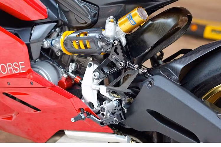 Trong khi đó, phanh sau của xe cũng đã được độ lên loại Brembo Billet 2 pis đối xứng. Chưa dừng lại ở đó, toàn bộ hệ thống phuộc của xe cũng được nâng cấp với phuộc trước Ohlins USD 43 mm và phuộc monoshock Ohlins TTX phía sau. Những "đồ chơi" như dàn để chân CNC siêu nhẹ, pad biển số rút gọn và pad phuộc sau Ducabike giúp hoàn thành bản độ 899 "nhẹ nhưng chất" này.