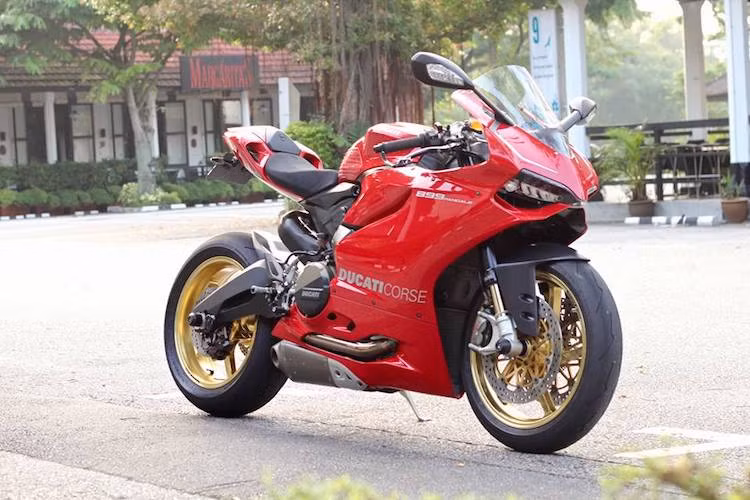 Được sản xuất từ năm 2013 tới năm 2015, mẫu siêu môtô Ducati 899 Panigale về cơ bản có thể coi là phiên bản "giá rẻ" của siêu môtô 1199 Panigale đình đám một thời. So với 1199, 899 Panigale sở hữu thiết kế y hệt nhưng sử dụng động cơ dung tích nhỏ hơn cùng một số chi tiết như phuộc, phanh, hệ thống điện tử... không cao cấp bằng.