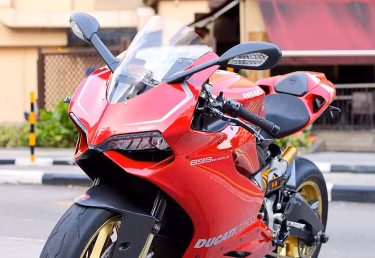 Với mức giá rẻ hơn, Ducati 899 được rất nhiều người chơi xe ưa chuộng và có thể dễ dàng "lên đồ chơi" hơn. Hài lòng với sức mạnh và kiểu dáng nguyên bản của chiếc xe nhưng muốn nó có khả năng vận hành chính xác và ổn định hơn nữa, một người chơi xe tại Sài Gòn đã nâng cấp chiếc Ducati 899 của mình bằng những phụ tùng nâng cấp "hàng hiệu".