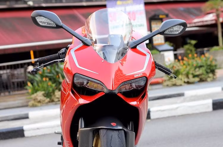 Trên bản độ này, thiết kế và màu sắc nguyên bản Ducati 899 Panigale hoàn toàn được chủ xe giữ nguyên. Nằm ở phía trên tay lái của xe là một số "đồ chơi" cao cấp như cùm phanh Brembo RCS 19, cùm côn Brembo RCS 16, bảo vệ tay phanh Ducati Performance và bao tay Domino.