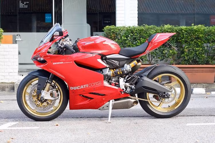 "Dàn chân" của chiếc Ducati 899 Panigale đã được độ lại khá "khủng" với cặp mâm OZ Piega hợp kim nhôm siêu nhẹ, thiết kế 5 cánh xoắn thể thao với màu vàng kim loại bắt mắt. Đi kèm với mâm là cặp lốp Pirelli Diablo Supercorsa cho độ bám đường cao. Ở phía trước, hệ thống phanh nguyên bản của xe đã được thay thế bằng đĩa Brembo HPK cùng heo Brembo M50.