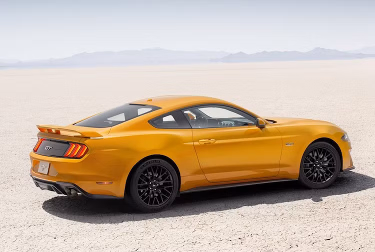 Bên cạnh đó, phiên bản Mustang GT V8 còn có thêm tùy chọn hộp số tự động 10 cấp mới với khả năng chuyển số nhanh hơn. Hệ thống treo của xe cũng đã được nâng cấp với giảm xóc mới, thanh ổn định ở phía trước và thanh giằng chéo ở phía sau để tăng độ vững chắc. Ngoài ra, Ford còn lần đầu tiên đưa ra tùy chọn hệ thống treo từ tính MagneRide cho Mustang.