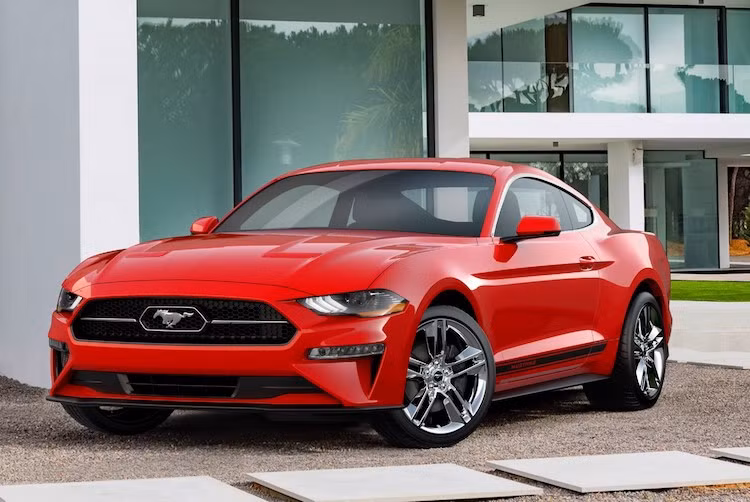 Trên Mustang 2018, Ford đã "mạnh tay" thay đổi hoàn toàn thiết kế phần đầu xe, trong đó dễ nhận ra nhất là cặp đèn pha với hình dáng khác biệt dù vẫn có 3 dải LED sọc ///, phía dưới là cản trước với những đường nét góc cạnh, sắc sảo hơn. Lưới tản nhiệt của xe cũng được "phóng lớn" một chút, phía trên là nắp ca-pô thấp hơn và có thêm các khe hút gió.