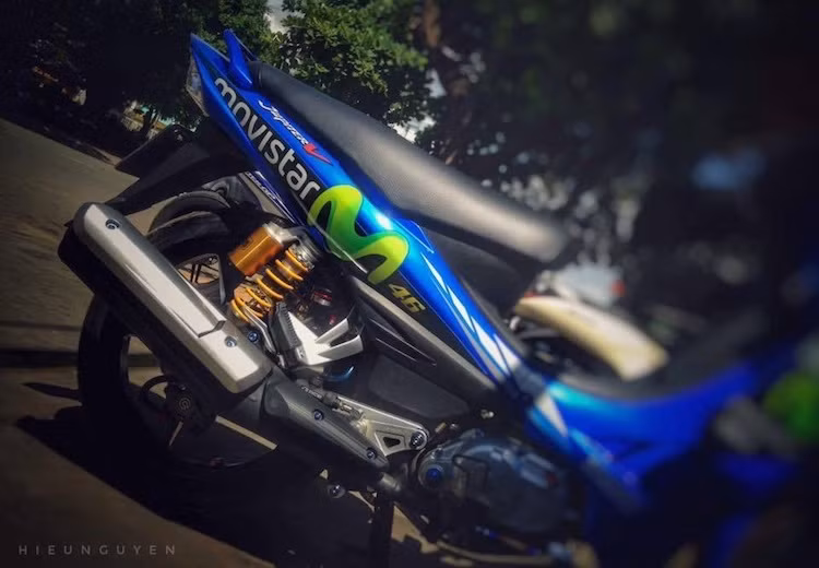 Ngoài ra, phần cổ pô nguyên bản cũng đã được thay bằng cổ titan, sau đó dẫn ra cây pô lấy từ chiếc Yamaha Spark 110 của Thái Lan. Toàn bộ dàn vỏ của chiếc Jupiter MX đã được sơn tem đấu theo phong cách xe đua MotoGP của đội Yamaha Movistar để tăng độ nổi bật.