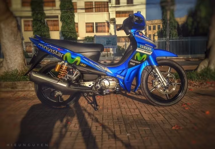 Sở hữu chiếc Jupiter MX với biển số đẹp, một biker tại An Giang đã quyết định khiến chiếc xe này trở nên "chất chơi" hơn khi "dọn mới" lại theo phong cách kiểng. Hiện tại, giá một chiếc Jupiter MX trên thị trường xe cũ khá rẻ, tuy nhiên bản độ này đã có tổng giá trị đắt hơn chiếc xe vài lần bởi những phụ tùng nâng cấp khủng.