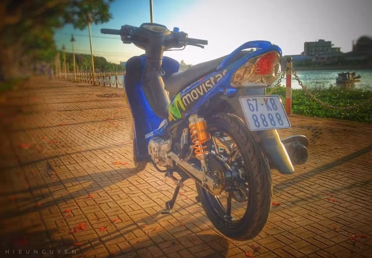 Một chi tiết không thể không nhắc tới của bản độ Yamaha Jupiter này đó là biển số 4 số ngũ quý 8 cực đẹp 67-K8 8888. Dù có được một cách tình cờ, tuy nhiên chi tiết này khiến cho chiếc xe có giá trị cao hơn rất nhiều trong mắt dân siêu xe và so với những chiếc Jupiter cũ khác.