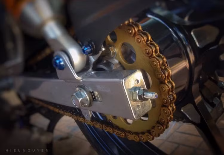 Sức mạnh động cơ được truyền tới bánh sau một cách tin cậy thông qua bộ nhông sên đĩa DID vàng nổi bật. Vốn có phanh đùm nguyên bản phía sau, tuy nhiên chiếc Jupiter MX 110 nay đã được độ lên phanh đĩa với heo Brembo 2 pis pad ngược.