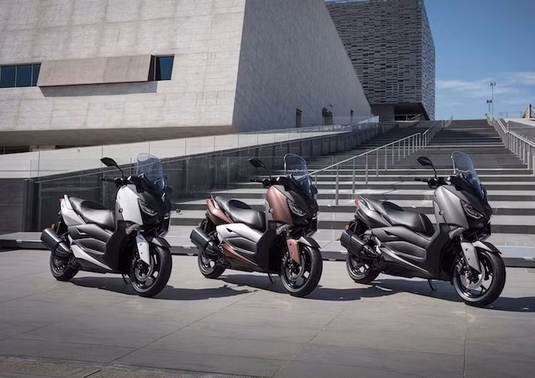 Yamaha X-Max sẽ được bán ở thị trường châu Âu với 3 màu là xám, trắng và đồng kể từ mùa thu tới đây. Tại Anh Quốc, mức giá của mẫu xe tay ga này là 5500 Bảng (tương đương 163,2 triệu đồng).