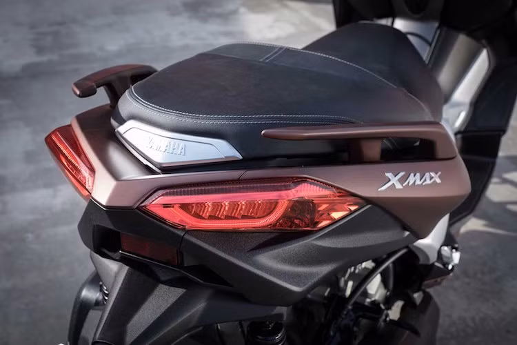 Tương tự như phía trước, đèn hậu của X-Max 400 cũng sử dụng công nghệ LED. Chiếc xe có phần đuôi vuốt nhọn đầy thể thao, nối liền với các đường nét góc cạnh trên thân xe cá tính.