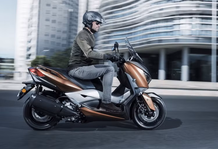 Đồng thời khi đặt lên bàn cân, X-Max 400 nhẹ hơn 5 kg với trọng lượng 210 kg. Ngoài ra với chiều dài 2185 mm, X-Max cũng là một trong những mẫu maxi scooter thể thao gọn gàng nhất.