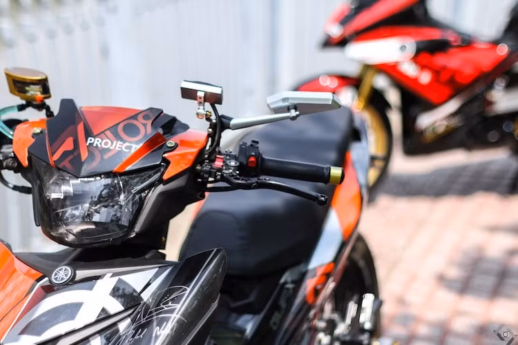 Các đèn chiếu sáng của chiếc xe được sơn tối màu, trong khi toàn bộ dàn vỏ sơn tem đấu với các họa tiết cá tính. Những món đồ chơi "lặt vặt" như gương hậu, tay phanh/côn CNC, cùm công tắc rút gọn và bình dầu Rizoma giúp tạo thêm điểm nhấn cho xe.