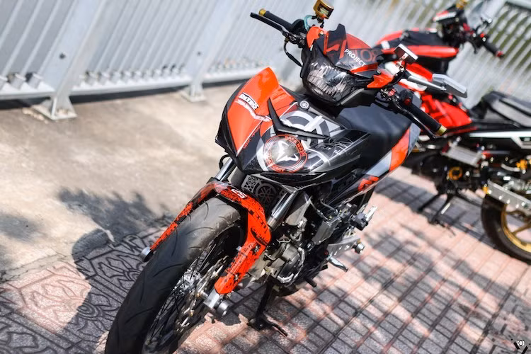 Tại Việt Nam, xe máy Yamaha Exciter vẫn là một trong những dòng xe côn tay cỡ nhỏ được ưa chuộng và thường hay được độ nhất, với vô số bản độ theo nhiều phong cách khác nhau. Trong đó, việc độ "dàn chân" - cặp bánh cho Exciter là cuộc chơi được nhiều biker Việt theo đuổi.