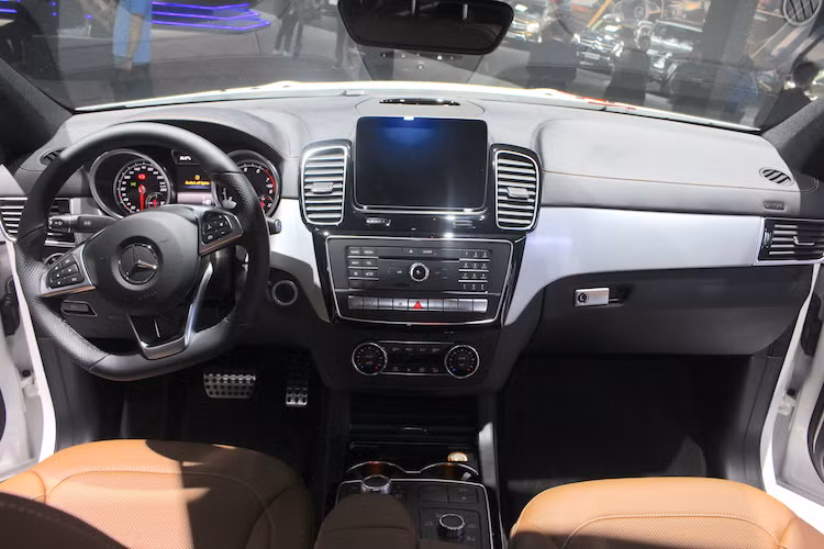 Ở bên trong nội thất của GLE 43 AMG Coupe vẫn giữ nguyên thiết kế tương tự các phiên bản GLE-Class khác, với một số thay đổi nhỏ như thảm trải sàn AMG, vô lăng thể thao bọc da Nappa và bộ pedal thể thao ốp thép không gỉ. Chiếc GLE 43 AMG Coupe được trưng bày tại triển lãm có các chi tiết ốp màu trắng trùng màu với thân xe.