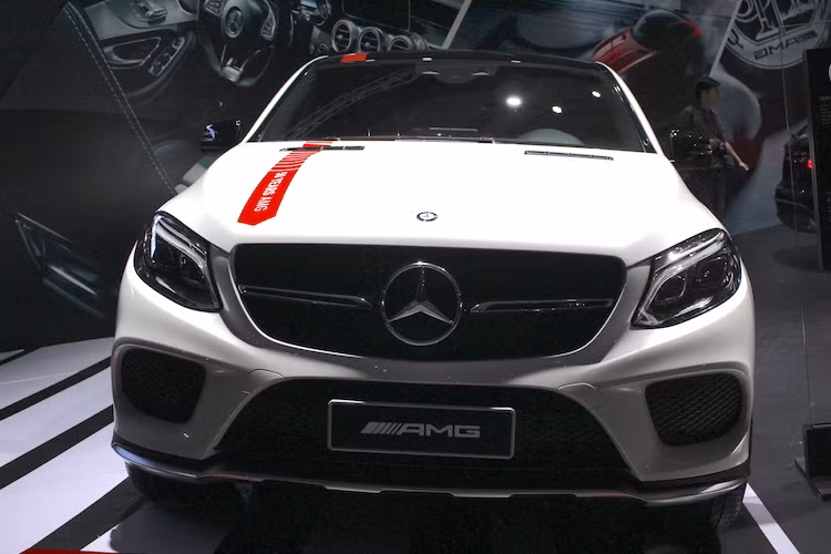 Trước đây từng có tên gọi GLE 450 AMG Sport, tuy nhiên phiên bản này đã được đổi tên thành GLE 43 AMG kể từ khi Mercedes coi dòng AMG Sport trở thành những chiếc xe thể thao AMG thực thụ vào năm 2016. So với các phiên bản GLE-Class thường, GLE 43 AMG Sport cũng sở hữu phần đầu ấn tượng hơn với cản trước thể thao, có các khe hút gió lớn.
