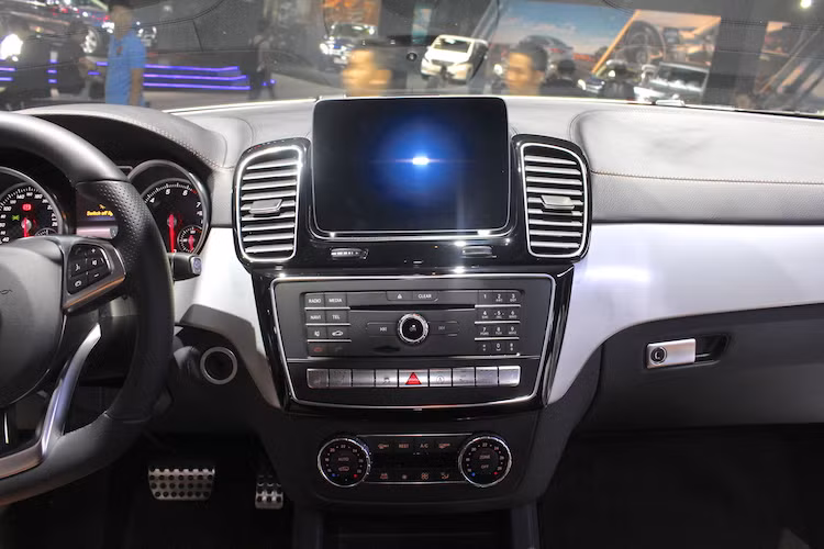 Nằm ở trên bảng điều khiển trung tâm của chiếc xe là hệ thống thông tin giải trí với màn hình màu 8 inch được tích hợp kết nối Bluetooth/USB, có khả năng nối mạng internet và trang bị sẵn tính năng định vị GPS với bản đồ Việt Nam. Kết hợp với hệ thống giải trí là dàn âm thanh hi-end 14 loa công suất 830 watt của hãng Harman/Kardon.