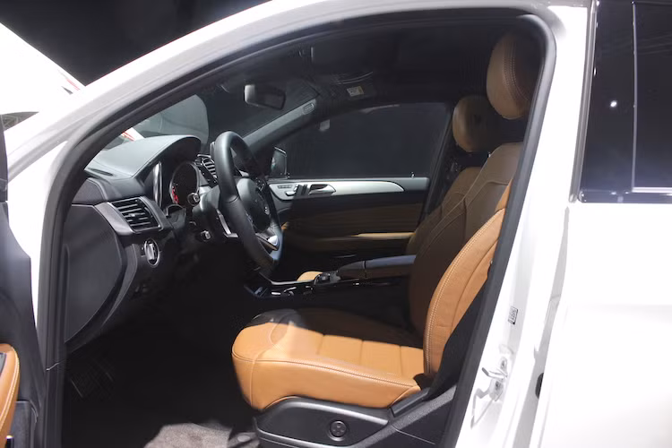 Là một mẫu crossover hạng sang, GLE 43 AMG Coupe cũng được trang bị "hằng hà sa số" các tiện nghi cao cấp như hàng ghế trước có sưởi/quạt gió, điều chỉnh điện nhớ 3 vị trí; điều hòa tự động 3 vùng THERMOTRONIC, kính xe cách âm/cách nhiệt, đèn viền nội thất điều chỉnh 3 màu sắc/độ sáng, gạt mưa tự động, hệ thống khóa cửa trung tâm, cửa hít tự động, khóa thông minh điều khiển từ xa...