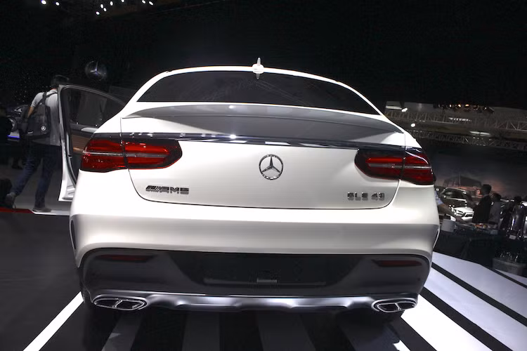 Ở phía sau, GLE 43 AMG Coupe cũng không quá khác biệt so với các phiên bản khác. Ngoài logo AMG cùng dòng chữ số chỉ phiên bản, chiếc xe còn có cặp ống xả kép nằm đối xứng hai bên cản sau cùng cánh đuôi dạng nẹp trên cửa hậu. Thuộc phân khúc crossover hạng E, chiếc xe có chiều dài 4891 mm, rộng 2003 mm và cao 1719 mm.