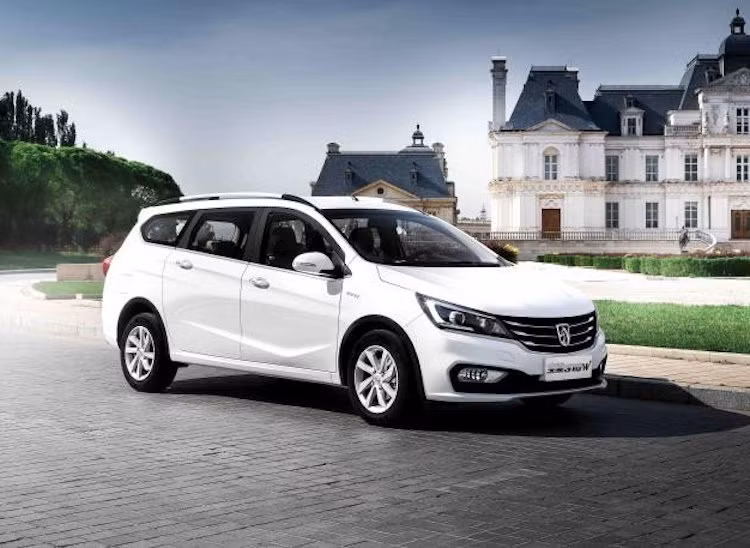 Là một trong 3 "ông lớn" xe hơi Mỹ, General Motors (GM) có tới 12 thương hiệu khác nhau. Mới đây nhất, thương hiệu Baojun được tạo ra dưới sự liên doanh giữa GM với hãng SAIC của Trung Quốc đã tung ra mẫu xe ôtô Baojun 310 Wagon với hy vọng "phổ cập hóa" xe hơi tới các gia đình Trung Quốc có mức thu nhập trung bình.