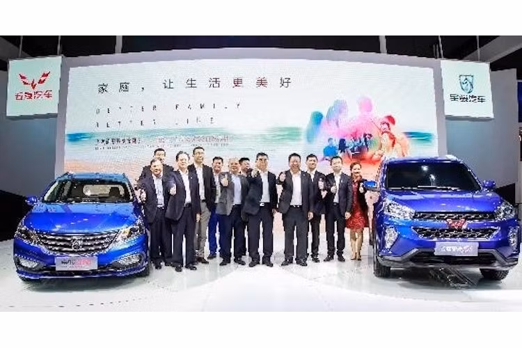 Đương nhiên, khách hàng sẽ phải bỏ nhiều tiền hơn để có phiên bản "full option". Tuy nhiên ngay cả khi được tích hợp đầy đủ các tùy chọn cao cấp, gía xe Baojun 310 Wagon cũng chỉ có giá tối đa 56.800 NDT (tương đương 190 triệu đồng.