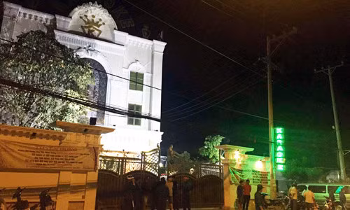 Bat 9X, tim 3 nguoi chem chet khach hat o quan karaoke Sai Gon