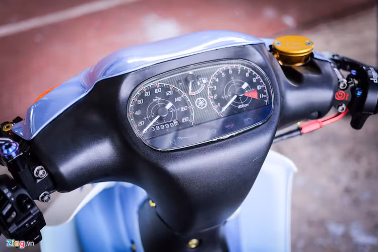 Theo chủ xe, chiếc xe máy 2 kỳ 125Z này mua về đã khá lâu, nhưng không sử dụng nhiều. Máy móc theo xe vẫn còn zin và chỉ gắn thêm đồ chơi.