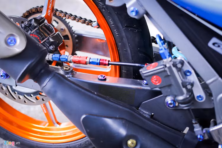 Nhiều con ốc trên xe được thay thế bằng loại ốc của hãng sản xuất phụ kiện, với màu sắc bắt mắt.