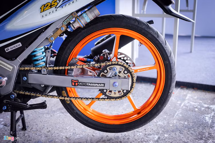 Ở phía đuôi xe, gắp sau, vành, nhông xích cũng được thay đổi. Giảm xóc phía sau của hãng Nitron, với bình dầu đặt riêng.