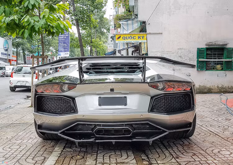 So với những chiếc Aventador bản thường tại Việt Nam, chiếc xe này được bổ sung cánh gió lớn bằng sợi carbon, khuếch tán sau được thiết kế lại nhằm tối ưu hoá tính khí động học.
