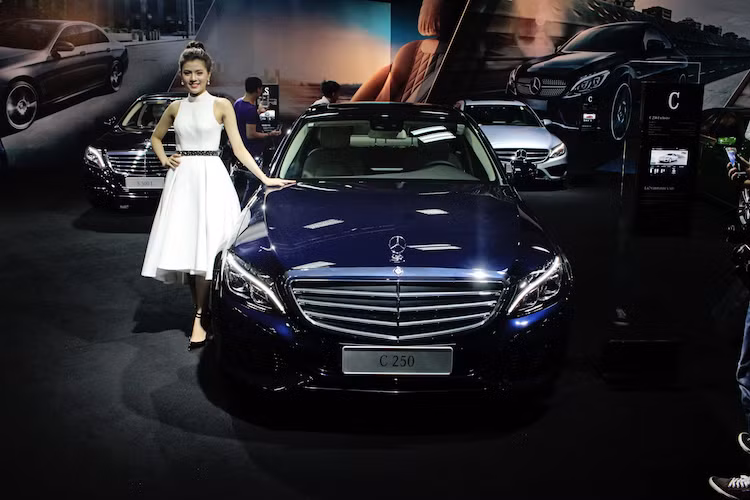 Nhân dịp kỷ niệm 50 năm thành lập thương hiệu Mercedes-AMG, khi mua các mẫu xe Mercedes-AMG GT S, S 500 Coupé, S 500 Cabriolet, khách hàng sẽ nhận được 1 món quà vô giá từ Mercedes- AMG: chuyến đi trải nghiệm “Spirit of AMG” dành cho 2 người tại vùng Affalterbach – đại bản doanh của Mercedes-AMG.