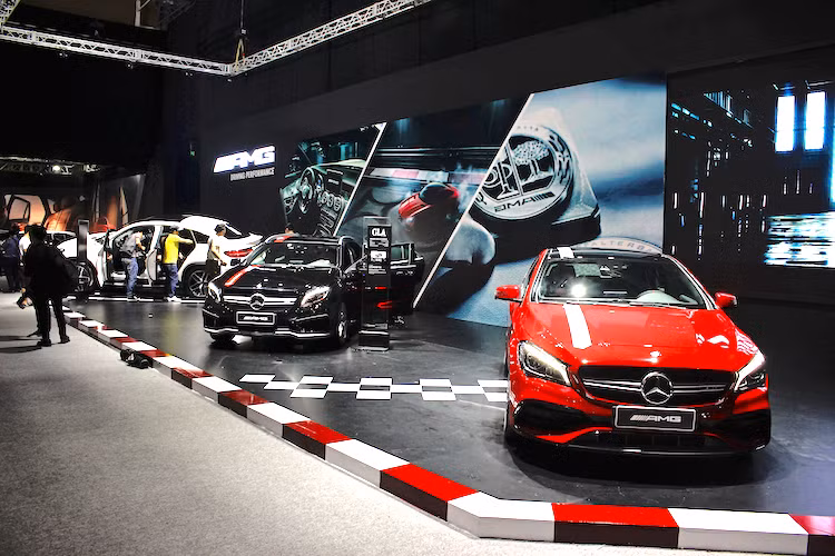 Vào năm nay, chi nhánh thể thao Mercedes-AMG sẽ kỷ niệm 50 năm thành lập. Đằng sau 3 chữ cái AMG là một câu chuyện về lòng đam mê và những chiến thắng lẫy lừng ở các đấu trường thể thao tốc độ. AMG chính là chữ viết tắt của hai nhà đồng sáng lập là Hans Werner Aufrecht (A), Erhard Melcher (M) và vùng Grobaspach của Đức (G) - nơi sinh của Aufrecht.