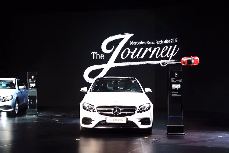 Tại triển lãm Fascination năm nay, thương hiệu “Ngôi sao ba cánh” mang đến gần 40 xe, bao gồm 24 xe trưng bày và 15 xe lái thử, với tổng giá trị hơn 150 tỷ đồng, cùng những màn trình diễn ấn tượng với chủ đề “Hành trình cảm xúc” (The Journey).