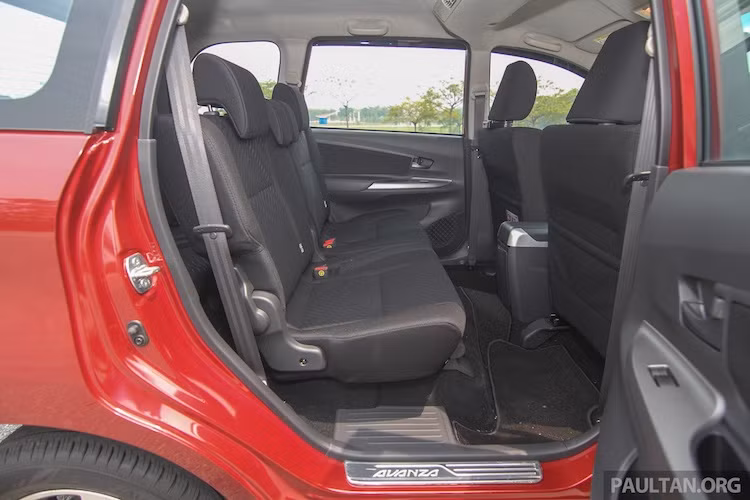 Avanza có hệ thống điều hòa riêng cho các hành khách ngồi hàng ghế sau với cửa gió nằm ở trên nóc xe. Với trục cơ sở dài 2655 mm, hàng ghế thứ 2 của chiếc xe vẫn có không gian để chân tương đối rộng rãi. Dù có 7 chỗ ngồi nhưng do sở hữu kích thước gọn gàng, người lớn ngồi hàng ghế thứ 3 sẽ bị bó chân.