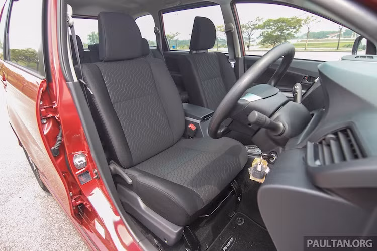 Tuy nhiên là một mẫu xe MPV giá rẻ nên Avanza không có những vật liệu và trang bị cao cấp trong nội thất. Đa số các chi tiết nhựa trên xe đều là loại nhựa cứng, trong khi toàn bộ các ghế ngồi đều chỉ được bọc nỉ và chỉnh tay hoàn toàn. Khách hàng có thể nâng cấp chiếc xe tiện nghi hơn với hệ thống thông tin giải trí có camera lùi, đầu DVD, định vị GPS...