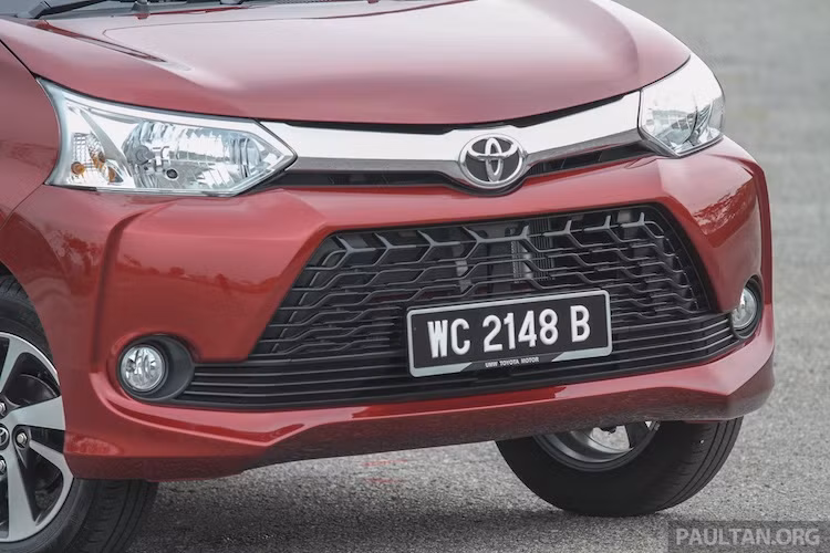 Với đợt nâng cấp mới nhất vào năm 2015, Avanza đã mang "bộ mặt" mới theo ngôn ngữ thiết kế Keen Look hiện tại của Toyota. Ở phía trước, chiếc xe được thiết kế với ca-lăng to bản mạ chrome nối liền 2 đèn pha góc cạnh, bên dưới là lưới hút gió kích thước lớn - cách bố trí rất giống một mẫu xe giá rẻ khác của Toyota là Vios.