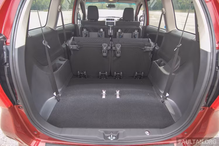 Cả 2 hàng ghế phía sau chiếc xe cũng đều có khả năng gập lưng 50/50 để mở rộng khoang hành lý. Với mọi ghế ngồi đều được mở ra, thể tích khoang hành lý của xe chỉ đạt mức khiêm tốn 128 lít - ít hơn đa số những chiếc hatchback thông thường. Tuy nhiên nếu gập hết các ghế lại, chiếc xe có tổng thể tích khoang hành lý lên tới 1424 lít.