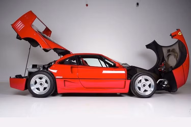 Sức mạnh sản sinh từ động cơ V-8 tăng áp kép 2.9 lít, cho công suất lên tới 478 mã lực và momen xoắn cực đại 575 Nm, dẫn động bánh sau thông qua hộp số tay 5 cấp. Nó có hiệu suất động cơ cực kỳ ấn tượng vào thập niên 80.