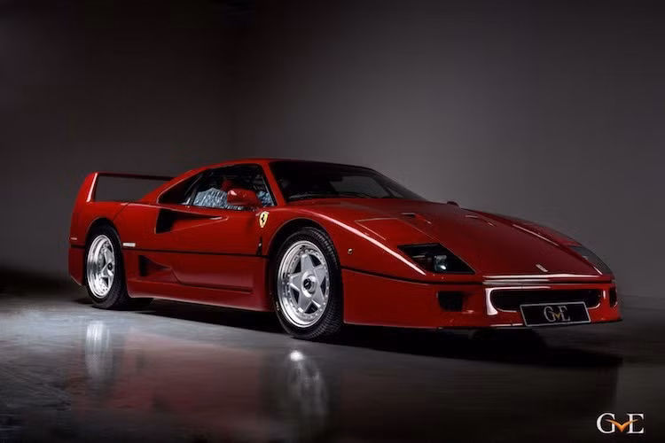 Sinh ra từ dự án 288 GTO bị đình trệ, chiếc F40 đã đẩy ý thức tập thể của Ferrari, như một nắm đấm mạnh vào những kẻ đang ngủ quên trên chiến thắng, mẫu xe ra đời vào ngày 21/7/1987. Siêu xe F40 được trang bị một động cơ mạnh mẽ, khung gầm chắc chắn và thiết kế nổi bật.