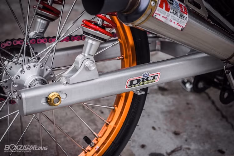 Sau khi độ lại, chiếc Wave 125 đã trở thành một mẫu xe phân khối lớn thực sự. Bên cạnh động cơ, hệ thống xả của xe cũng được độ lại với pô "made in Thailand" của hãng Noo Lamlukka. Bộ gắp sau nguyên bản đã được thay bằng gắp nhôm DKT dài hơn 3 cm và giảm trọng lượng xe vài kg.