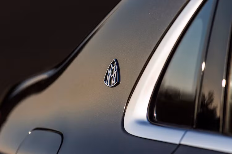 Bảng điều khiển trung tâm được đính đồng hồ cơ học phong cách cổ điển, chế tác bởi hãng danh tiếng IWC. Hệ thống âm thanh vòm Burmester® high-end 3D 24 loa, công suất 1540 watt sẽ tiếp tục xuất hiện trên tất cả phiên bản. Cửa sổ trời siêu rộng với kính đổi màu MAGIC SKY CONTROL cũng sẽ có mặt trên Mercedes-Maybach S650