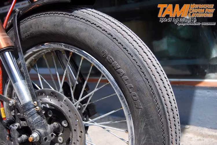 Bánh trước của xe vẫn sử dụng hệ thống phanh và vành 17 inch nguyên bản, nhưng đã được thay lốp Swallow bản 100 mm với vân lốp phong cách vintage tương tự loại lốp Firestone được dân độ xe cổ điển Thế giới ưa chuộng. Nằm phía trên bánh xe là chiếc xè trước gò thủ công với thiết kế tối giản.