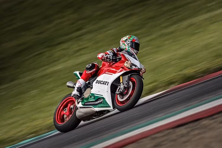 1299 Panigale R FE không chỉ có vai trò kết thúc dòng Panigale - nó còn là dấu "chấm hết" cho những siêu xe đua Ducati với động cơ L-Twin 2 xi-lanh. Trong hơn 30 năm qua, các dòng xe L-Twin của Ducati đã "gặt hái" được 330 chiến thắng tại giải World Superbike. Tuy nhiên với sự phát triển của các đối thủ, động cơ L-Twin đã không còn giữ được thế mạnh.