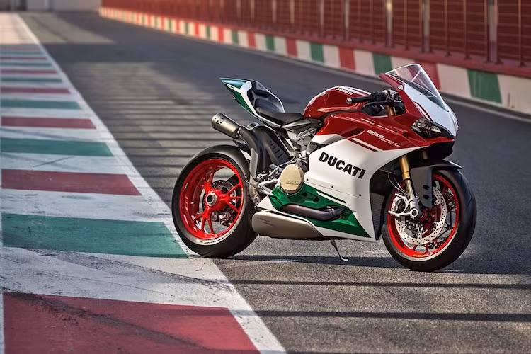 Dù là một series xe với số lượng giới hạn, tuy nhiên hãng xe máy Ducati lại không giới hạn khách mua. Chính vì vậy bất kỳ ai có đủ 34.995 Bảng Anh (tương đương 795 triệu đồng)(chưa rõ giá bán tại các thị trường khác) đều có thể cầm tiền tới các đại lý Ducati chính hãng và mua một chiếc.