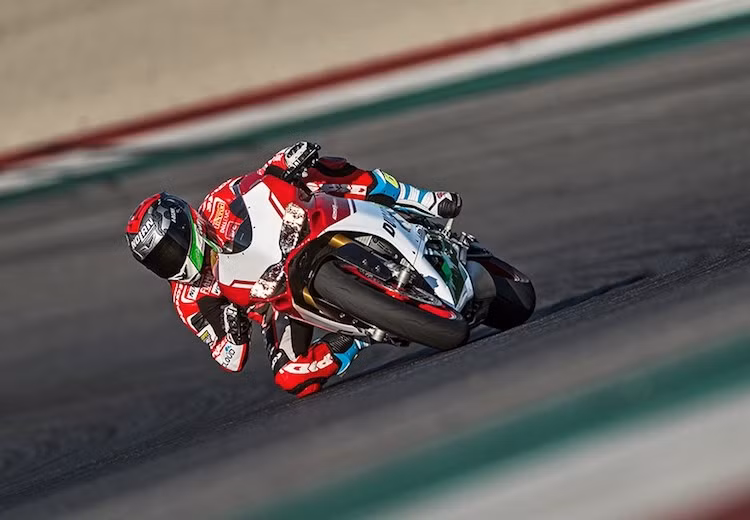 Thay thế cho Panigale, Ducati sẽ phát triển một dòng siêu môtô thế hệ mới với động cơ V4 hoàn toàn mới, dự kiến sẽ đứng trước vạch xuất phát tại giải WSBK vào năm 2019. Chính vì vậy, 1299 Panigale R FE sẽ là phiên bản siêu môtô L-Twin đặc biệt cuối cùng từ Ducati mà khách hàng có thể mua được.