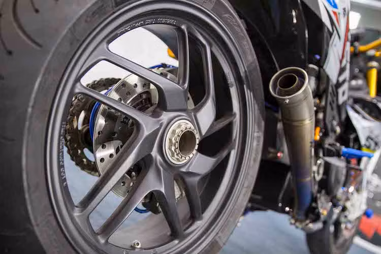 Điểm nổi bật nhất của bản độ này đó là toàn bộ "dàn chân" phía sau của Exciter đã được thay thế hoàn toàn bằng gắp đơn và mâm 5 cây kép từ superbike Ducati 1199 Panigale. Với bản lớn kết hợp cùng lốp Michelin Pilot Power 3 cho cả hai bánh, chiếc Exciter 150 nay đã có độ bám đường lớn hơn nhiều so với nguyên bản.