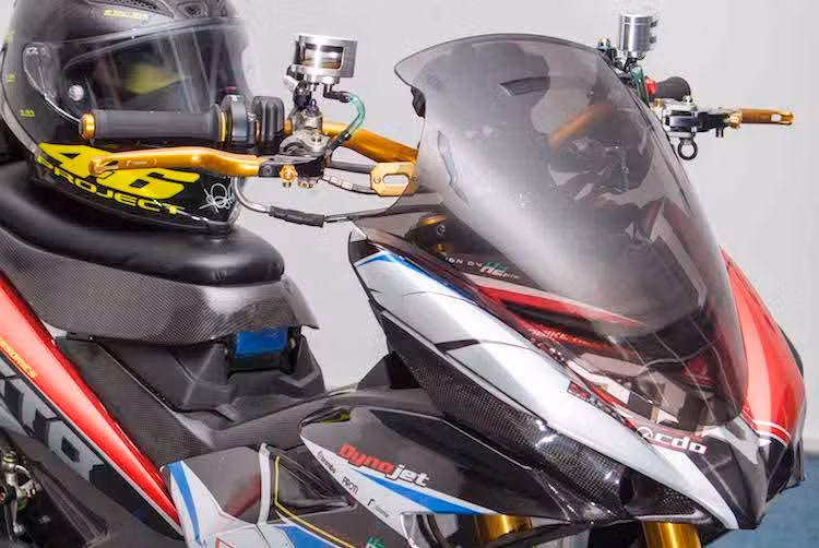 Với cặp phuộc không được cắt ngắn, toàn bộ phần đầu nguyên bản của chiếc xe đã bị loại bỏ cùng tay lái. Thay vào đó, chiếc Exciter được trang bị ghi-đông trần Rizoma giống nhiều mẫu naked bike. Phần mặt nạ nguyên bản của Exciter được giữ nguyên thiết kế, tuy nhiên phía trên nó là chiếc kính chắn gió option của KTM dành cho dòng sportbike RC390.