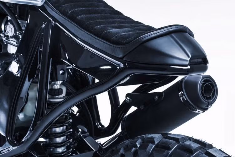 Xe cũng được trang bị phuộc ngược và phanh vay mượn từ chiếc Honda CBR600RR và một giảm xóc phía sau thương hiệu Ohlins.