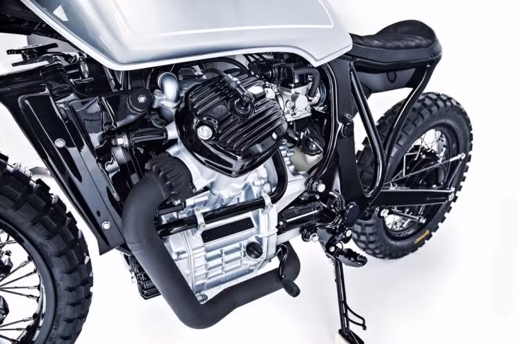 Motoism cũng đã bổ sung thêm bộ lazăng Continental kết hợp với một chiếc ghế bọc đệm và ống xả của BOS Exhausts. Ngoài ra, đèn pha được bọc trong vỏ bọc sợi thủy tinh, mang lại cho chiếc xe hình dáng khá độc đáo.